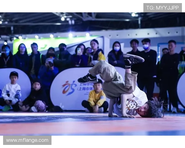 重庆城市马拉松街舞队展现力量与激情的精彩表现